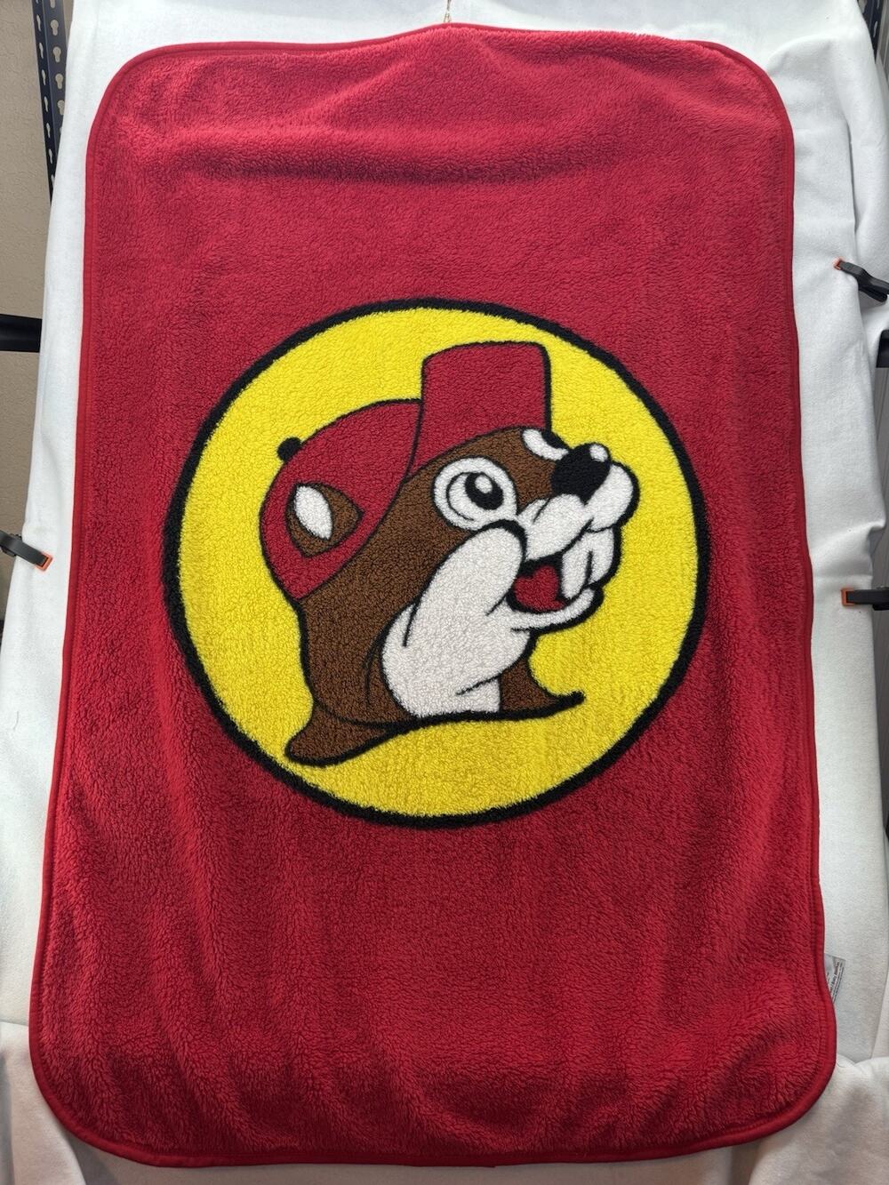 EUC Buc-ee’s Beaver Logo Red Yellow Soft Fleece Throw Lap Baby Blanket 38”X 59”